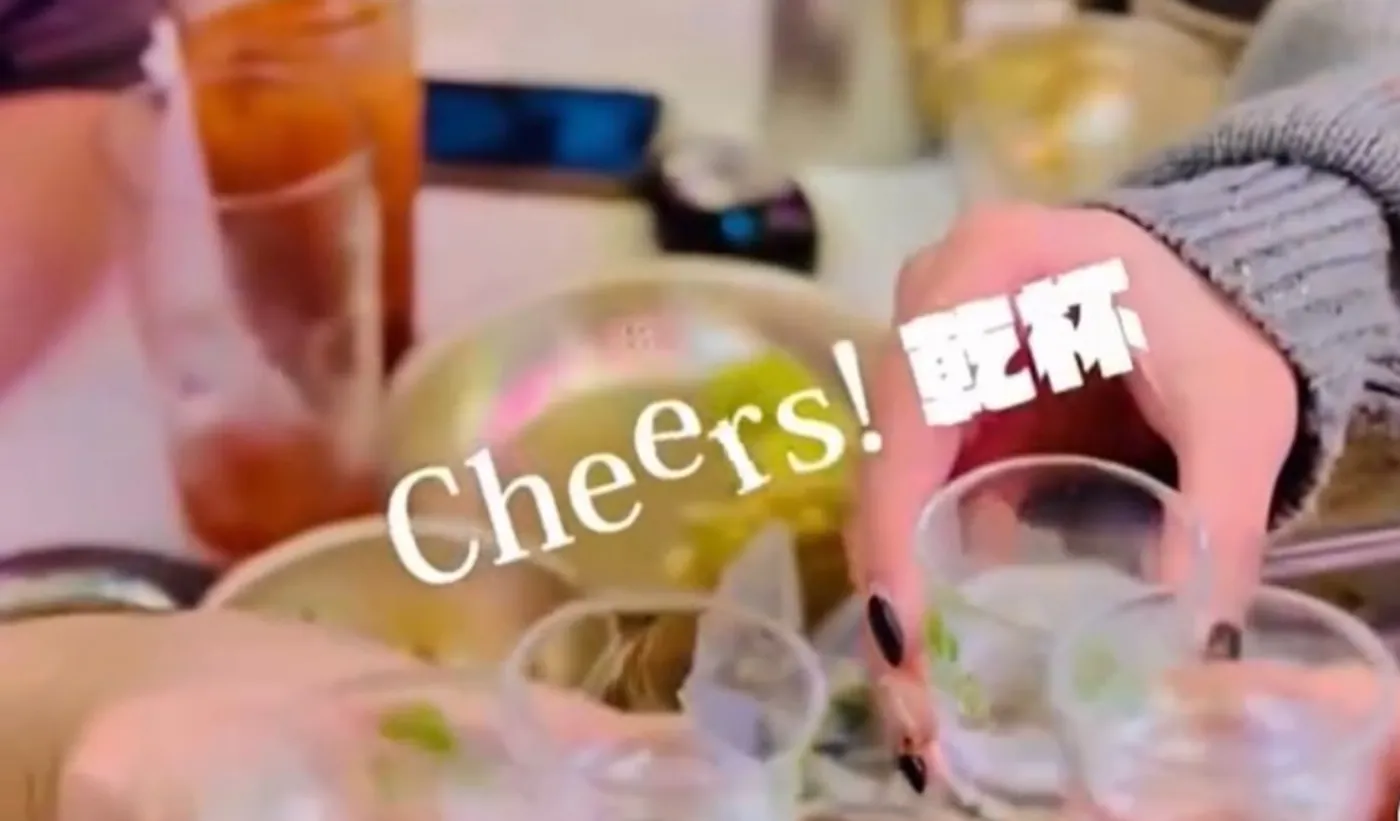 飲食店での乾杯の様子